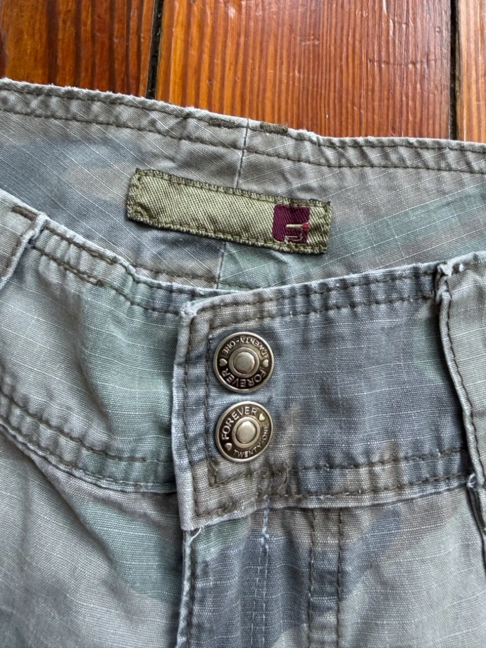 Vintage 00s Forever 21 6.5” lowrise cotton cargo pants adjustable button waist